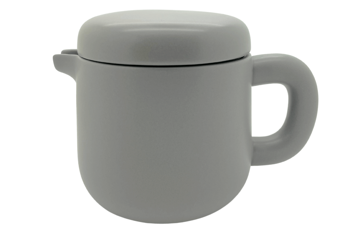 Théière en porcelaine avec infuseur à thé et infusion